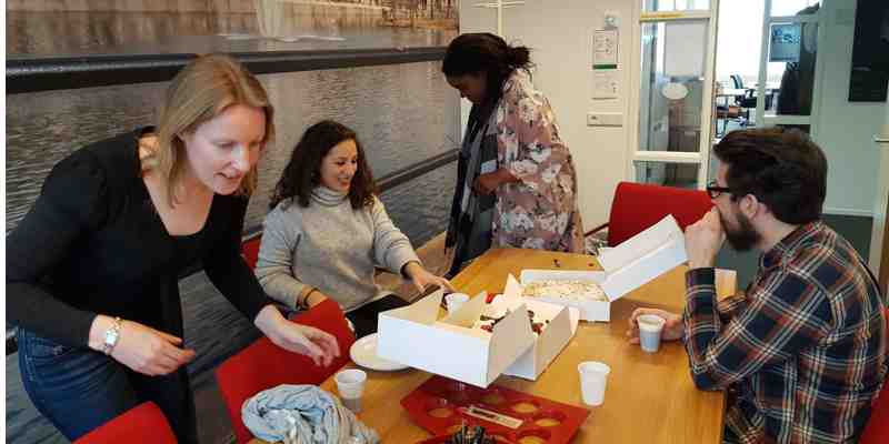 Gemeente den Haag, afdeling jeugdbeleid verrast met taart en Verbetersticker