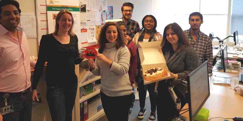 Gemeente den Haag, afdeling jeugdbeleid verrast met taart en Verbetersticker