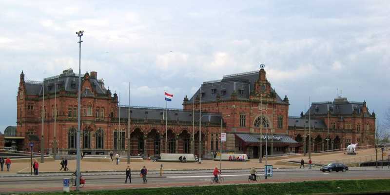 NS sluit stopcontacten stationshal Groningen af om daklozen te weren
