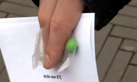 Jonge Democraten delen ‘xtc-pillen’ uit in Den Haag