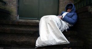 UT-studente Femke van Stratum: 'Sheltersuit doet dakloze én hulpverlener goed'