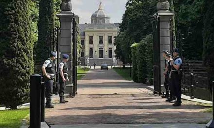 Poolse agenten verjagen zwervers bij paleis Willem-Alexander