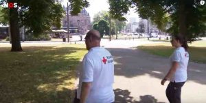 Arnhemse daklozen krijgen water van Rode Kruis