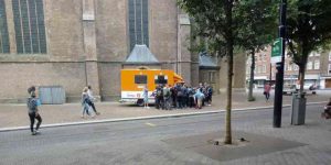 Soepbus bij de Grote Kerk te Den Haag