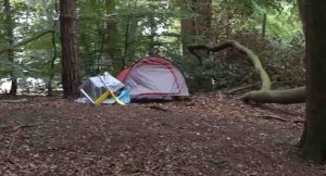 Daklozen in Ede slapen in tentjes na sluiten noodopvang