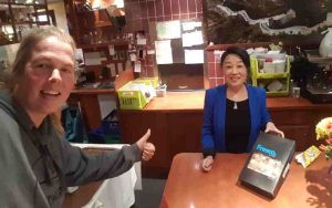 Chinees restaurant Happy Garden, schenkt 100 gebakjes voor de buitenslapers in onze stad