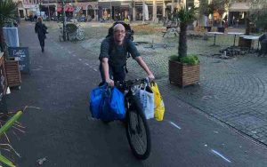 jeroen met hygiene pakketten onderweg naar het Stayokay hostel in Den Haag