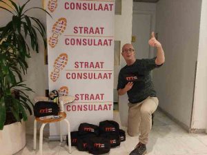 Straat Consulaat deelt hygiënepakketten uit aan daklozen in het StayOkay hostel