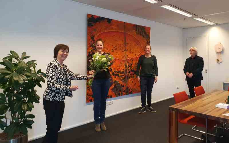 Wethouder Bert van Alphen ontvangt bloemen voor actieplan jongeren