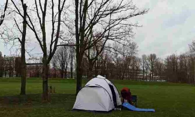 Dakloze Angelo kocht van laatste geld een tent en woont nu in Zuiderpark in Rotterdam