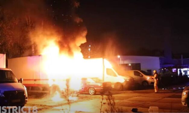 {Video} Dakloze man ziet zijn vrachtwagen vol inboedel in vlammen op gaan Mercuriusweg Den Haag